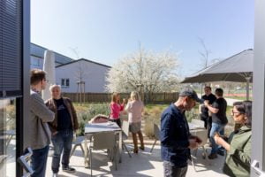 Teilnehmer auf der Terrasse in der Pause beim Babba Business Day 2019 in Großostheim