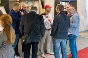 Daniel Hauber und Stefan Beier im Gespräch mit weiteren Teilnehmern auf dem Builderall Everest 2018 in Nürnberg (Germany)