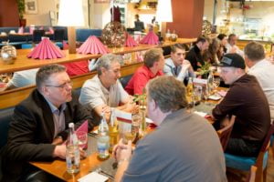 Dimitrios Agrodimos, Tim-Christopher Jäger und weitere Teilnehmer beim Abendessen im Flughafen Nürnberg auf dem Builderall Everest 2019 in Nürnberg (Germany)